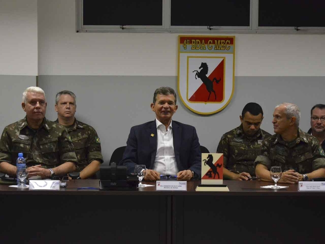 Na Brigada Guaicurus, Ministro da Defesa conhece capacidades do Sistema de Monitoramento de Fronteiras