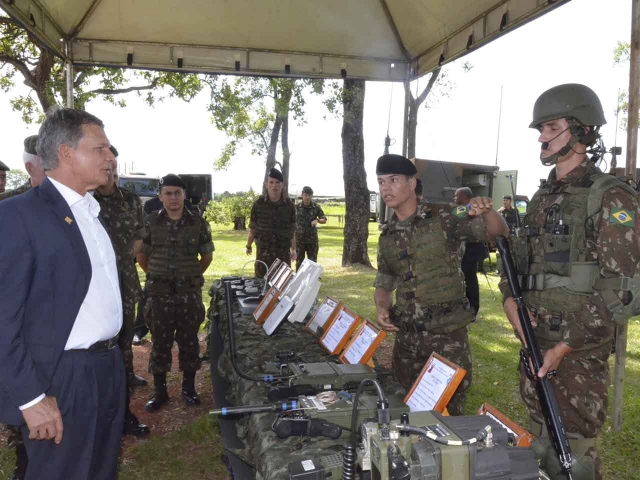 Na Brigada Guaicurus, Ministro da Defesa conhece capacidades do Sistema de Monitoramento de Fronteiras