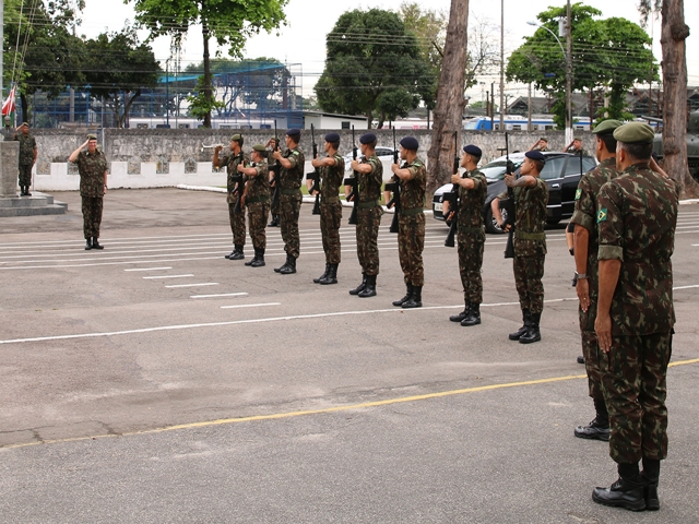 Escola de Sargentos de Logística (EsSLOG) recebe visita do Chefe do Escritório de Projetos do Exército