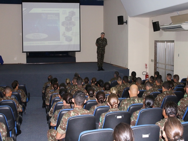 Escola de Sargentos de Logística (EsSLOG) recebe visita do Chefe do Escritório de Projetos do Exército