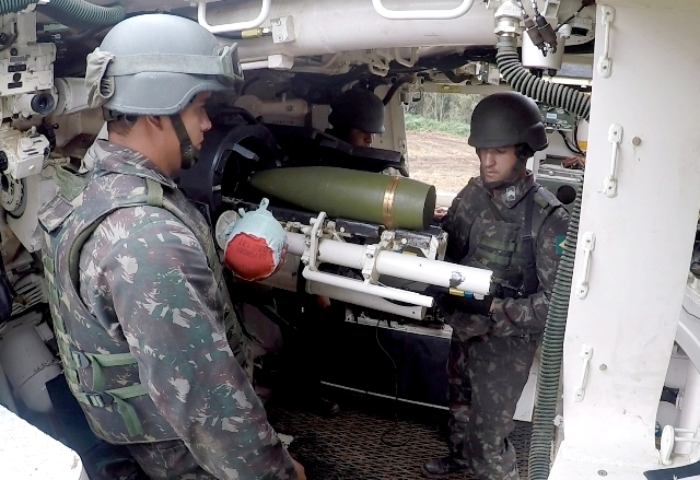 Novos obuseiros M109 A5 adquiridos pela Força executam primeiros disparos em solo brasileiro